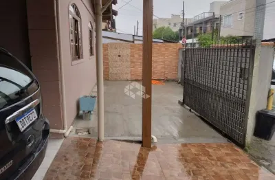Casa com 3 quartos e + 3 quitinetes nos ingleses do rio vermelho