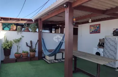 Cobertura com 3 quartos, sendo 1 suite , vaga de garagem e próximo à praia.