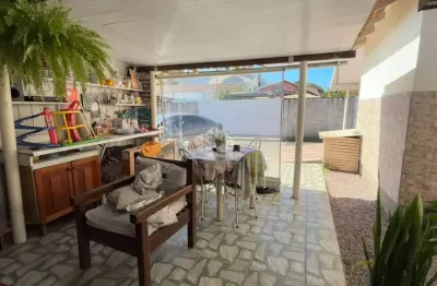 Casa com terreno amplo e ótima localização no são joão do rio vermelho/florianópolis