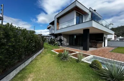 Casa de Alto Padrão em Condomínio Fechado com 04 suítes nos Ingleses