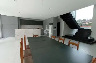 Casa com 4 suítes, 4 vagas garagem e piscina no salgado filho