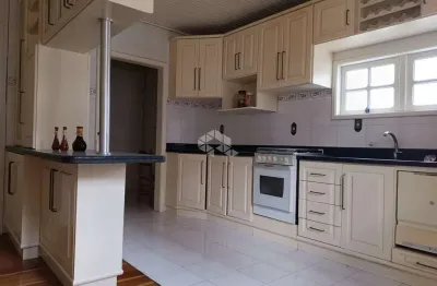 Casa de 413m², 3 dormitórios, suite, salão de festas, churrasqueira, vaga para 4 carros,