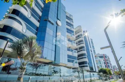 Apartamento com dois dormitórios sendo 1 suíte, com 2 vagas de garagem, prédio quadra mar em itapema