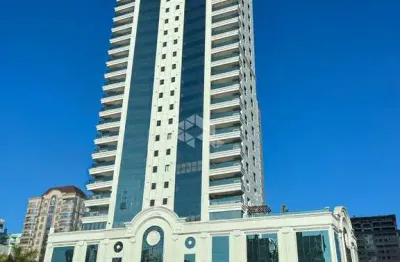 Apartamento com 4 suítes e 3 vagas de garagem na meia praia com vista mar