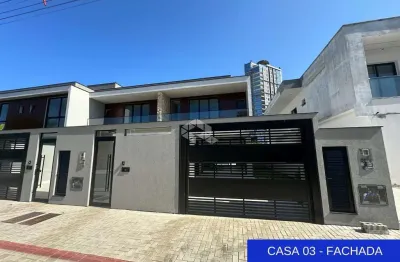 Casa alto padrão com 3 suítes e 1 vaga de garagem próximo a praia do fagundes em porto belo