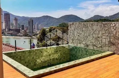 Casa com 4 suítes e 4 vagas de garagem no canto da praia em itapema com espetacular vista para o mar