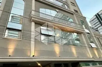 Apartamento com 3 suítes e 2 vagas de garagem em itapema