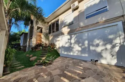 Casa com 03 dormitórios(1 suíte com closet) em meio a natureza, ideal pra quem busca sossego...