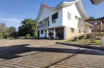 Casa clássica de 361 m², muito bem estruturada e ampla.