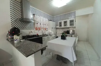 Casa 2 dormitorios, sala de estar, cozinha, 1 banheiro socia, garagem coberta para 3 carros, pátio murado e gradeado e portão eletrõnico.