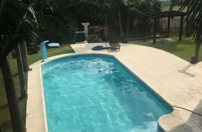 Casa 3 dormitórios, 1 suite, 4 banheiros, 1 escritorio, área de serviço, piscina, aceita financiamento.