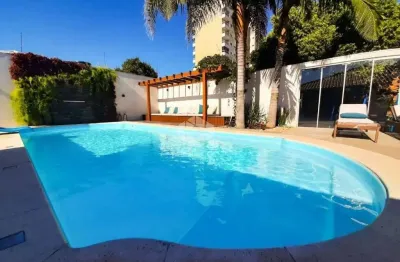 Casa plana com 3 dormitórios, sendo 2 suites, 4 banheiros, 2 vagas de estacioamento, salão de festas, piscina, no centro de estancia velha.