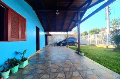 Casa 3 dormitórios, sala, cozinha, garagem fechada, terreno murado e gradeado.