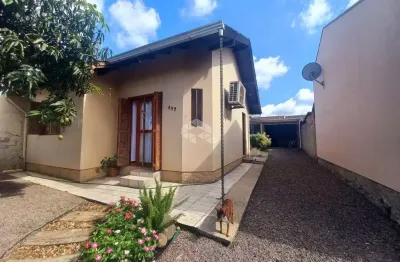 Casa plana com 2 dormitórios, sala, 1 banheiro, cozinha e garagem, aceita financiamento bancário e fgts.