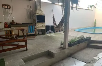 Casa plana com 3 dormitórios, 3 banheiros 1 suite, garagem, churrasqueira aceita financiamento bancário, fgts.