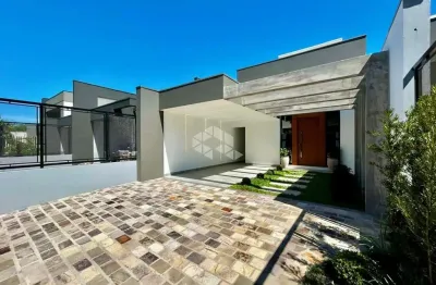 Casa plana com 03 dormitórios, sendo 1 suíte; aceita financiamento.