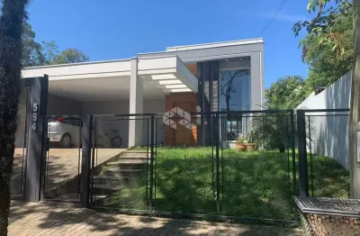 Residência semimobiliada, moderna e completa a poucos metros do centro