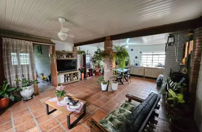 Casa à venda com 3 dormitórios e garagem para 2 carros, localizada no bairro jardim mauá em novo hamburgo.