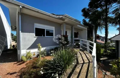 Ampla casa à venda com 3 dormitórios, garagem para 3 carros, energia solar e espaço gourmet