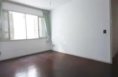 Desocupado apartamento com  02 dormitórios com dependência e elevador.