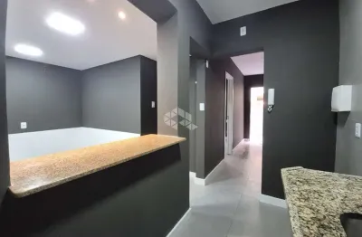 Térreo reformado com duas áreas externas à venda no petrópolis.