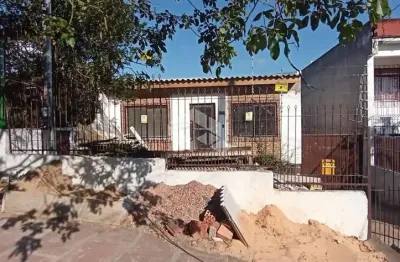 Linda casa toda em processo de reforma, com 3 dormitórios e pátio amplo.