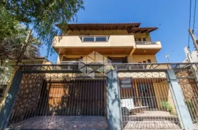 Casa  com 4 dormitórios e 2 vagas, bairro partenon em porto alegre/rs.