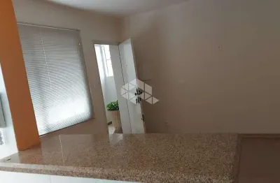 Apartamento de 01 dormitório bem iluminado e desocupado na cidade baixa