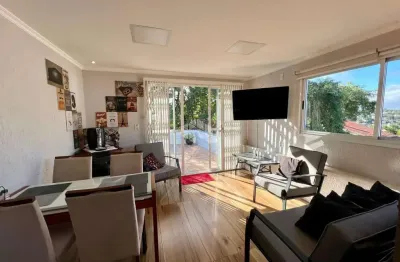 Diferenciada cobertura a venda em prédio tranquilo com apenas dois apartamentos por andar.