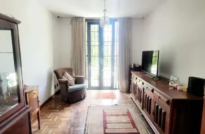 Apartamento de 02 dormitórios, sacada e garagem escritura.