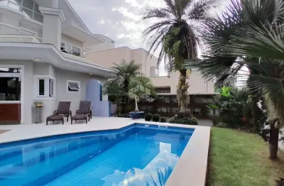 Casa semimobiliada com 5 suítes em jurerê internacional