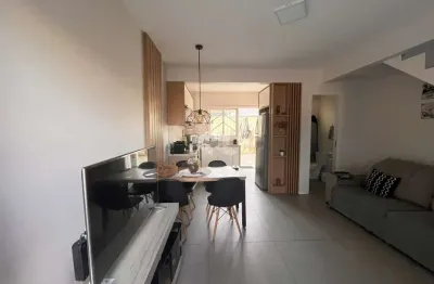 Casa  à venda nos ingleses, próximo da praia, com dois dormitórios e duas garagens