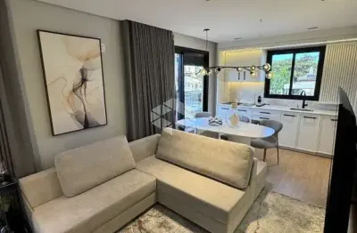 Apartamento duplex, 2 suítes à venda a 100 metros da praia de jurerê