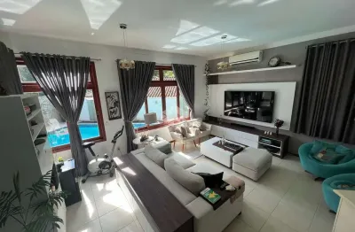 Casa à venda próxima à ufsc com 3 dormitórios (2 suítes) e área de lazer completa