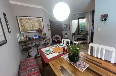 Casa à venda próxima à ufsc com 3 dormitórios (2 suítes) e área de lazer completa