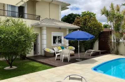 Casa com 5 dormitorios e piscina  em jurere internacional