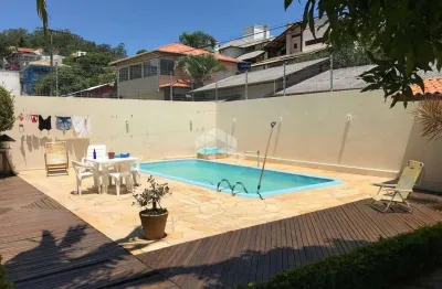 Casa à venda em condomínio fechado no bairro  cacupé/florianópolis