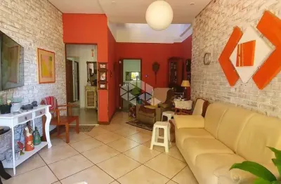 Casa á venda 3 quartos 1 suíte 2 garagens bairro jardim lindóia.