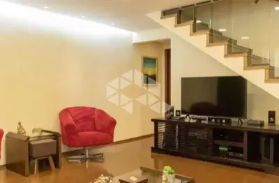Sobrado à venda de 180m² com 3 dormitórios (2 suítes) e 2 vagas no planalto paulista, próximo de vias de acesso