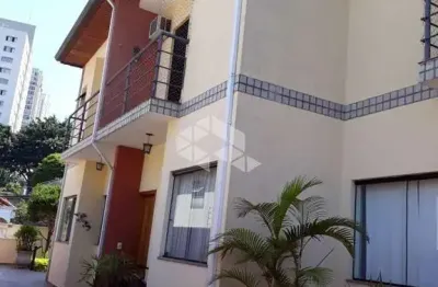 Venda casa de condominio, com 203 m²,  3 dormitórios (1 suíte) e 2 vagas, saúde.