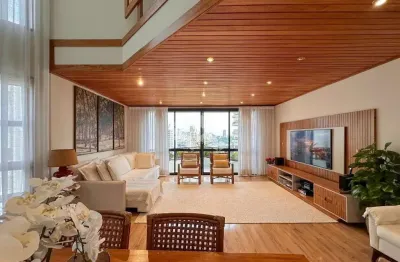 Apartamento duplex à venda com 160m² de área privativa. 3 dormitórios, 2 banheiros, 3 vagas de garagem