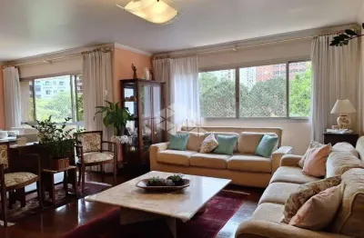 Apartamento à venda no Brooklin com 180m², 4 quartos (sendo 1 suíte) e 2 vagas de garagem.