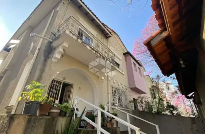 Casa de vila na aclimação, com 3 pavimentos, 4 quartos e 8 vagas de garagem.