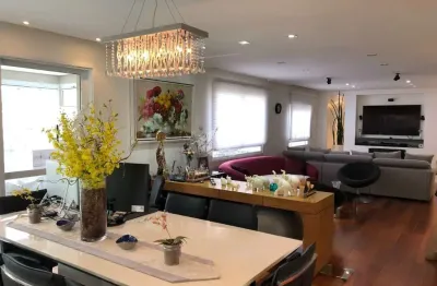 Apartamento na aclimação de 212m², com 03 suítes e 03 vagas de garagens.