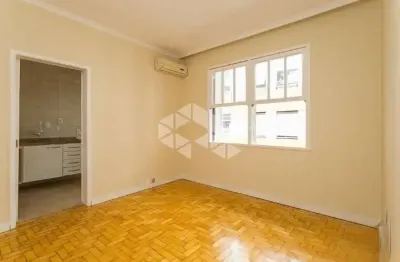 Apartamento de 2 dormitórios no menino deus próximo ao hospital mãe de deus