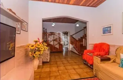 Casa 03 dormitórios,  2 pisos com terraço,1 suíte, 1 lavabo, 2 banheiros, com vaga para 08 carros,