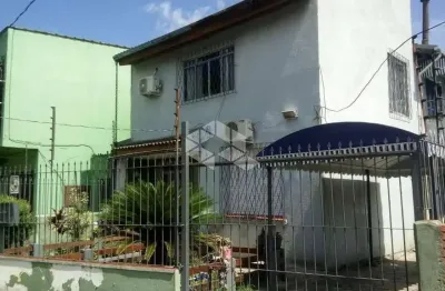 Casa 4 dormitórios, 01 banheiro, 2 suítes, garagem p/ 3 veículos, 500m puc.