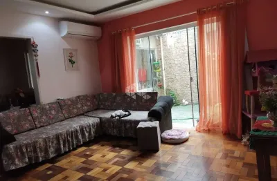 Excelente apartamento térreo três dormitórios, com pátio no menino deus