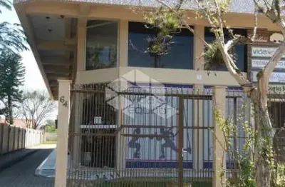 Prédio comercial com 1 apto de 3 dorm/quartos e 4 salas comerciais