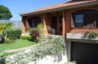 Casa com 3 dormitórios, sendo 1 suite, lavabo e vaga com 283m2 no bairro santa tereza